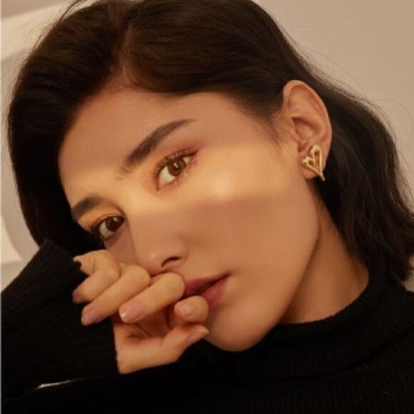 ❤️ Gold Plated Stamped Ear Posts Heart Stud Earrings - Picture 4 of 4